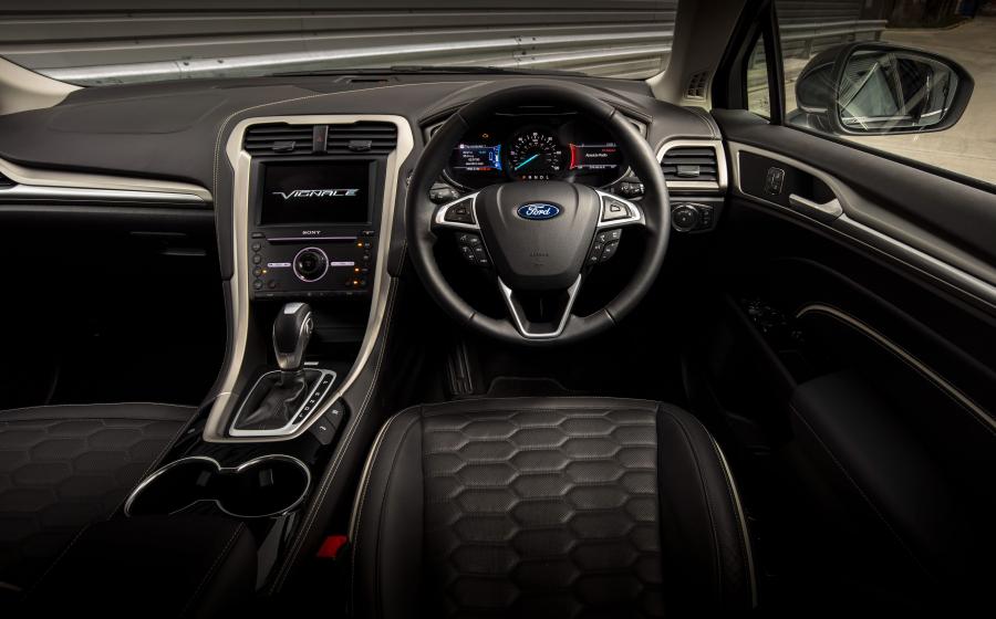 Торпедо Ford Vignale Mondeo Hybrid Sedan 2016 года  (UK) (фото 6 из 6)